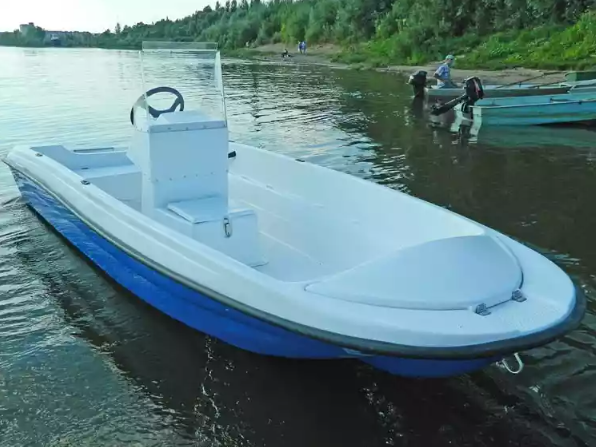 Стеклопластиковая лодка Пингвин с консолью (тримаран) в Иваново