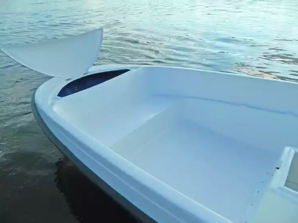 Стеклопластиковая лодка Пингвин с консолью (тримаран) в Иваново