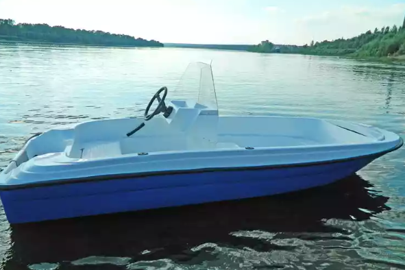 Стеклопластиковая лодка Пингвин с консолью (тримаран) в Иваново