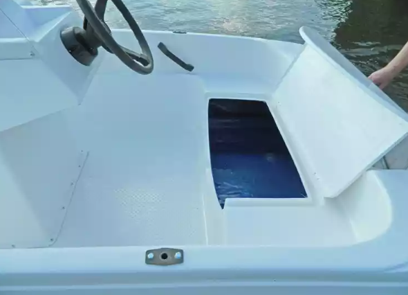 Стеклопластиковая лодка Пингвин с консолью (тримаран) в Иваново