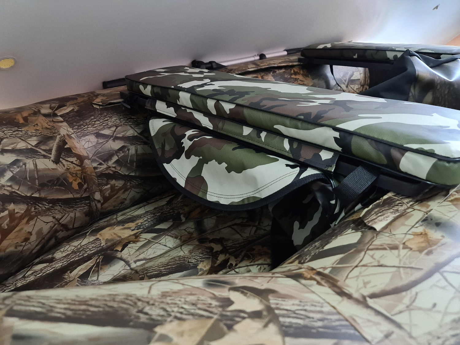 КОМПЛЕКТ МЯГКИХ НАКЛАДОК С СУМКОЙ ДЛЯ ЛОДОК 105Х20 КАМУФЛЯЖ в Иваново